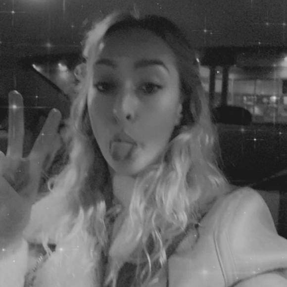 Meet your Posher, Margaux - Picture 3 of 6